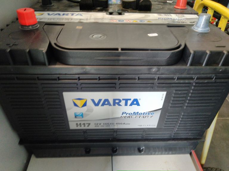 Batteria avviamento Varta 12V - 105ah - 800 en, polo positivo a destra